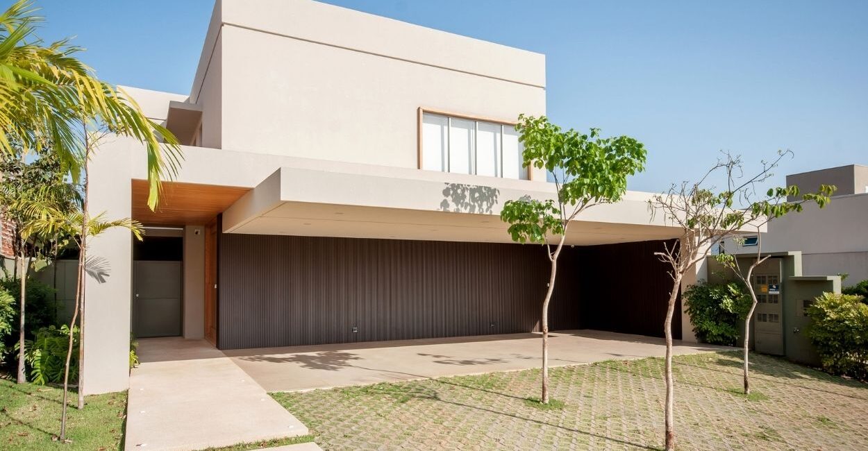 Ao participarem desde a escolha do terreno, as arquitetas Vanessa Paiva e Claudia Passarini têm condições de analisar se a propriedade se enquadra nas expectativas do futuro morador | Projeto do escritório Paiva e Passarini Arquitetura | Xavier Neto