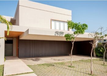 Ao participarem desde a escolha do terreno, as arquitetas Vanessa Paiva e Claudia Passarini têm condições de analisar se a propriedade se enquadra nas expectativas do futuro morador | Projeto do escritório Paiva e Passarini Arquitetura | Xavier Neto