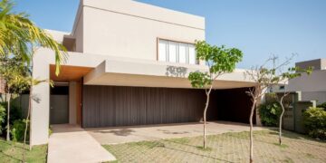 Ao participarem desde a escolha do terreno, as arquitetas Vanessa Paiva e Claudia Passarini têm condições de analisar se a propriedade se enquadra nas expectativas do futuro morador | Projeto do escritório Paiva e Passarini Arquitetura | Xavier Neto
