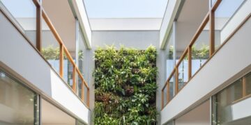 Átrio: por que arquitetos colocam um buraco no meio da casa e o que isso resolve?