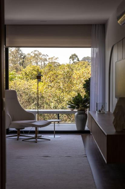 Por que alguns ambientes fazem você respirar fundo assim que entra: biofilia e neuroarquitetura aplicadas ao design de interiores