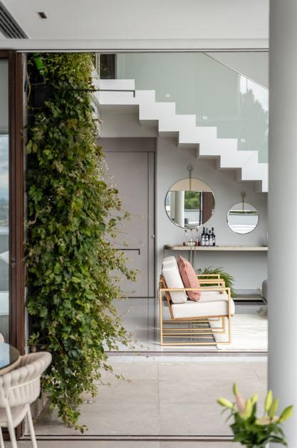 Por que alguns ambientes fazem você respirar fundo assim que entra: biofilia e neuroarquitetura aplicadas ao design de interiores