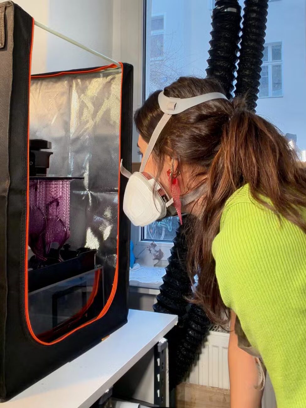 Vasos e esculturas luminosas em resina: o laboratório criativo de uma brasileira em Berlim