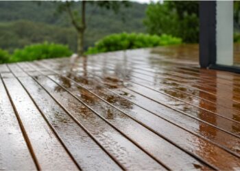 Perguntamos a profissionais de reformas se você deveria impermeabilizar seu deck e todos disseram a mesma coisa