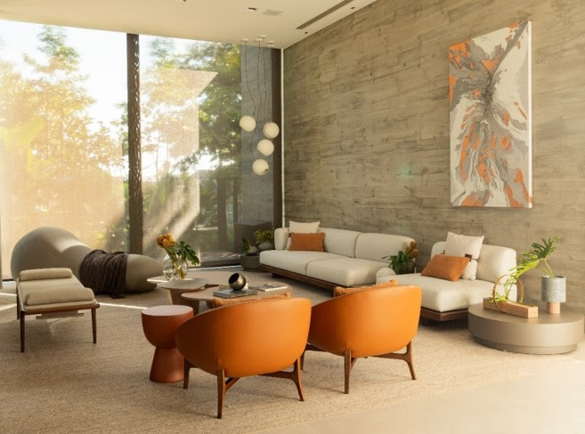 Lago na área externa protagoniza projeto residencial que une paisagismo com arquitetura moderna