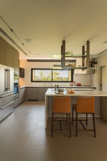 Lago na área externa protagoniza projeto residencial que une paisagismo com arquitetura moderna