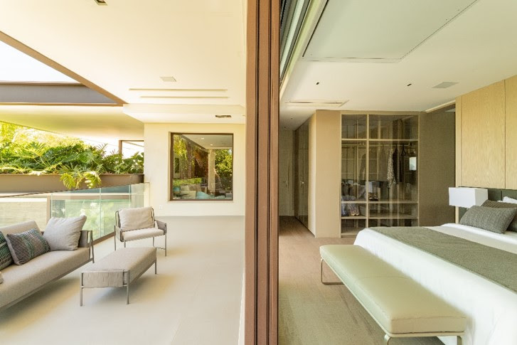 Lago na área externa protagoniza projeto residencial que une paisagismo com arquitetura moderna