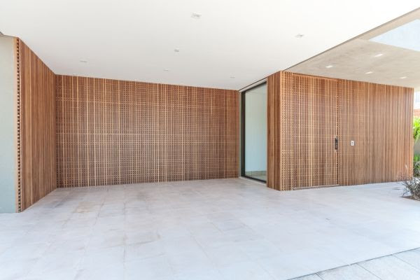 Linhas retas e arquitetura contemporânea marcam projeto de residência