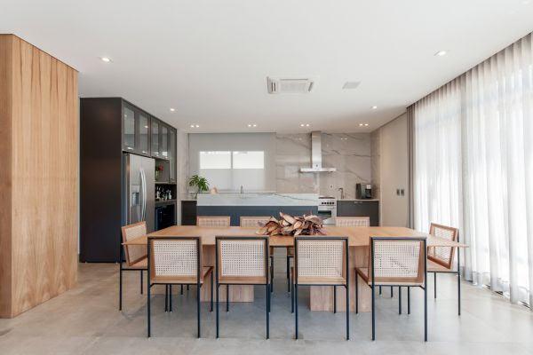 Linhas retas e arquitetura contemporânea marcam projeto de residência
