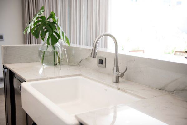 Linhas retas e arquitetura contemporânea marcam projeto de residência