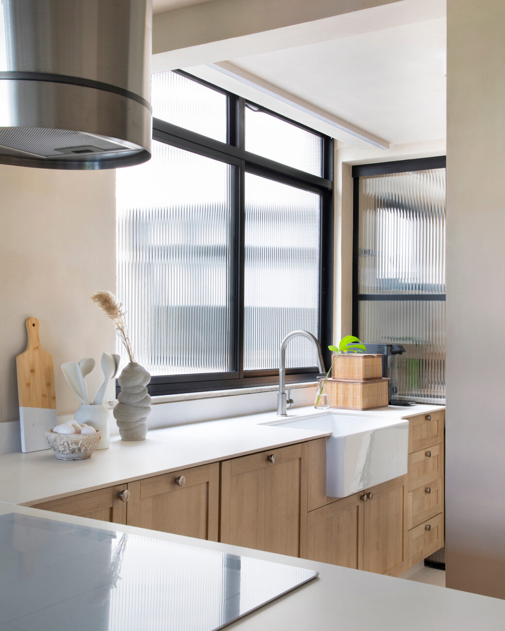 Apartamento no Leblon de 100 m² vai ao osso na reforma e ganha planta integrada, cimento queimado e banheiros com cor