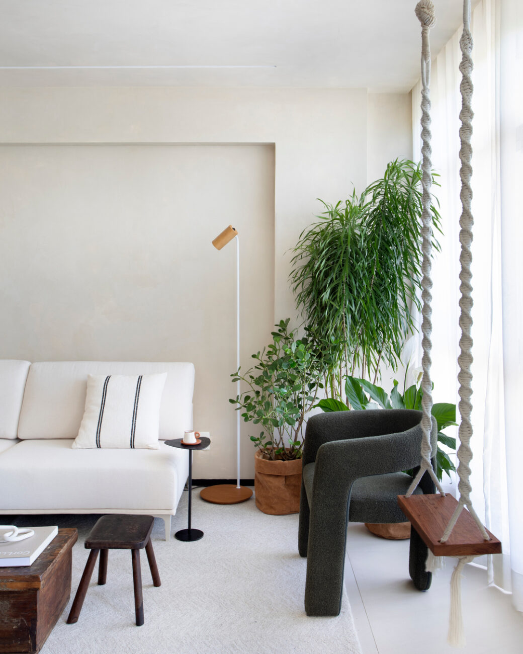 Apartamento no Leblon de 100 m² vai ao osso na reforma e ganha planta integrada, cimento queimado e banheiros com cor