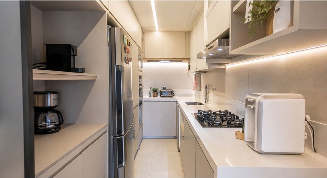 Cozinha americana com excesso de moveis planejados