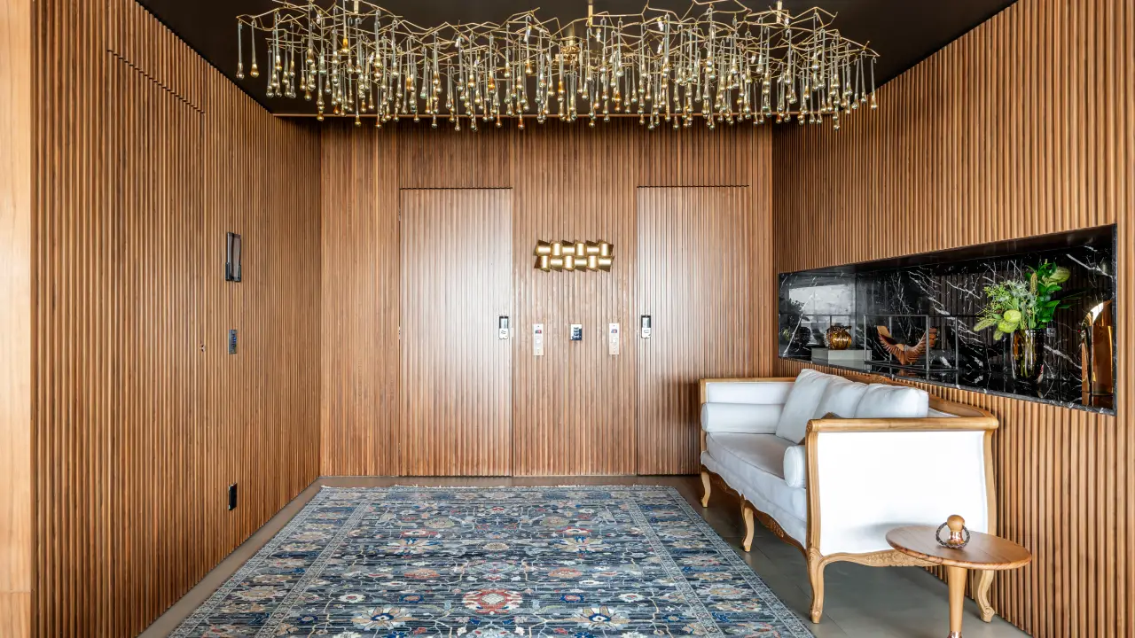 Neo Déco é tendência no TikTok, mas arquitetos explicam por que o estilo funciona mesmo fora das telas