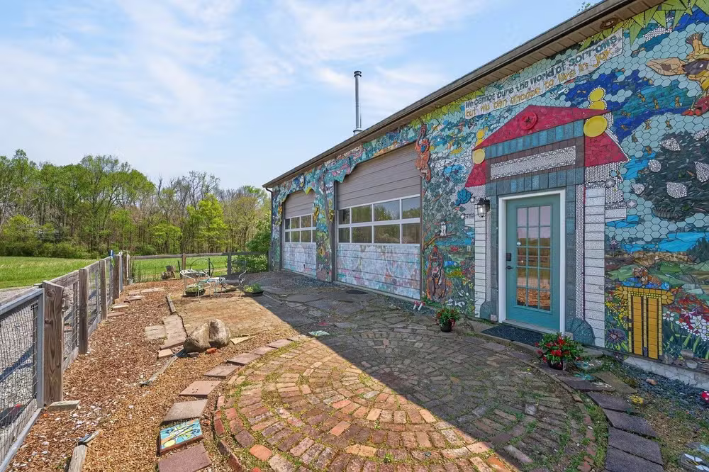 Casa mosaico no Tennessee: o que acontece com a arquitetura quando cada parede se torna uma tela de arte