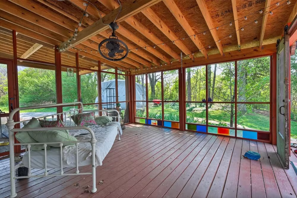 Casa mosaico no Tennessee: o que acontece com a arquitetura quando cada parede se torna uma tela de arte