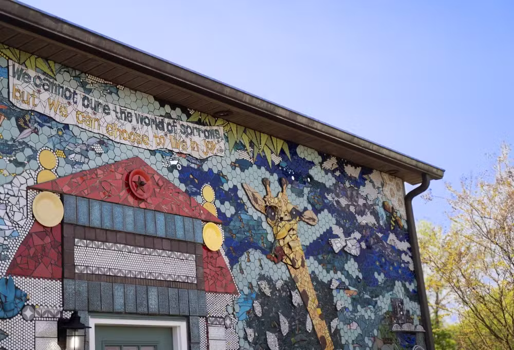 Casa mosaico no Tennessee: o que acontece com a arquitetura quando cada parede se torna uma tela de arte