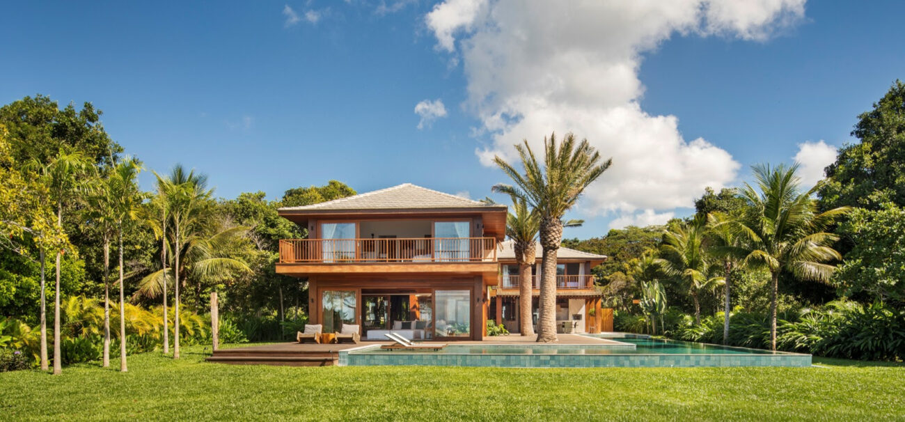 Paisagismo tropical valoriza residência litorânea em Trancoso