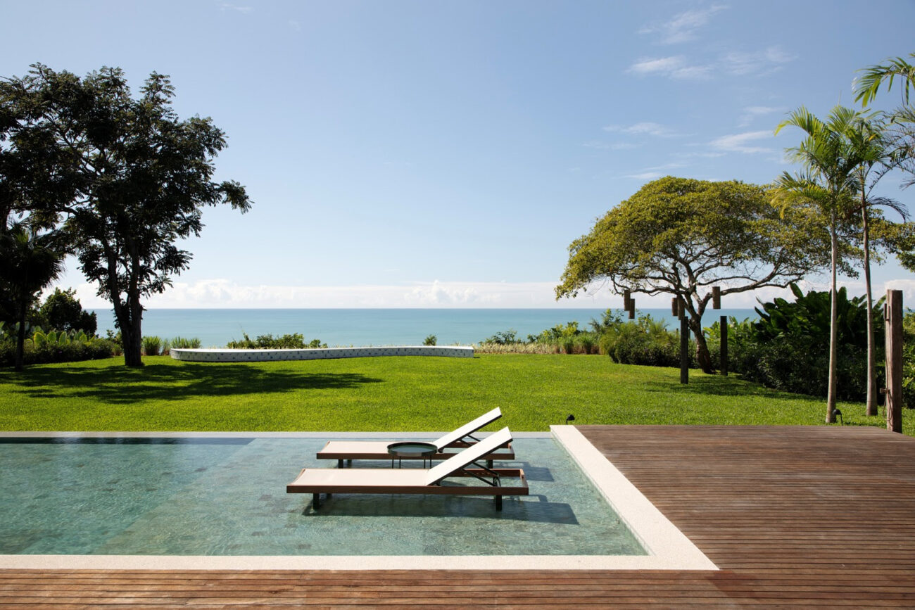 Paisagismo tropical valoriza residência litorânea em Trancoso