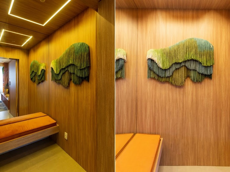 Reforma de apartamento destaca a presença das cores com uma paleta terrosa e o azul no mobiliário e em detalhes decorativos