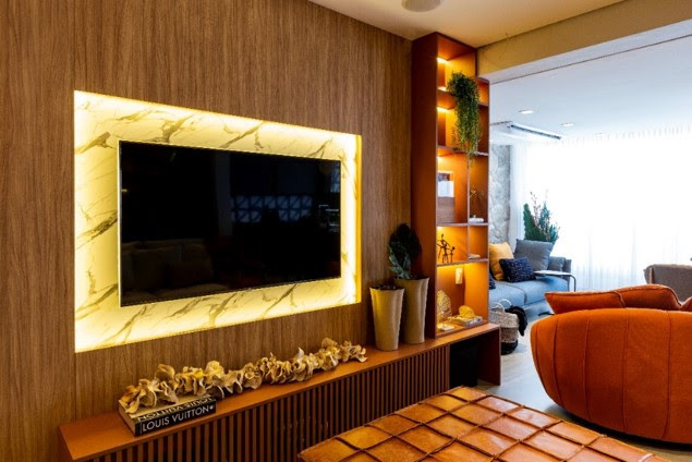 Reforma de apartamento destaca a presença das cores com uma paleta terrosa e o azul no mobiliário e em detalhes decorativos