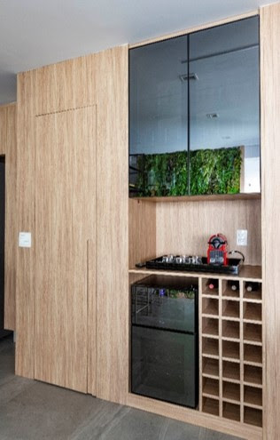 Reforma de apartamento destaca a presença das cores com uma paleta terrosa e o azul no mobiliário e em detalhes decorativos