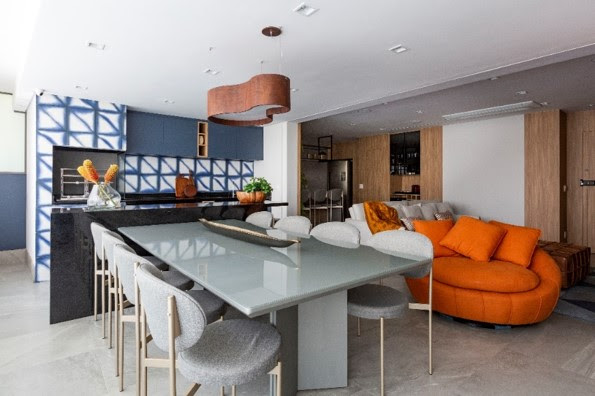 Reforma de apartamento destaca a presença das cores com uma paleta terrosa e o azul no mobiliário e em detalhes decorativos
