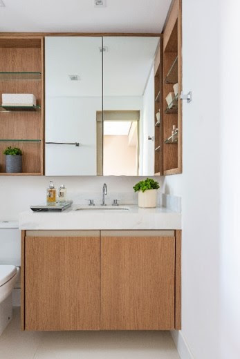 Reforma de apartamento destaca a presença das cores com uma paleta terrosa e o azul no mobiliário e em detalhes decorativos