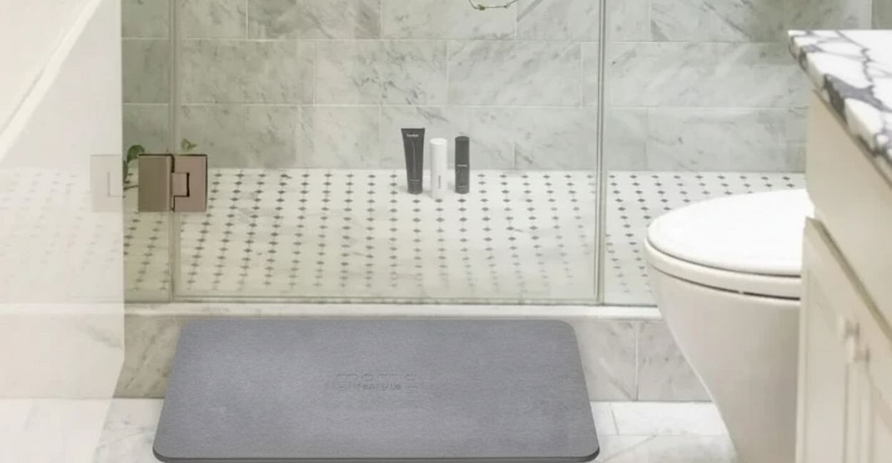 Adeus, tapete de crochê: o tapete de pedra para banheiro seca em minutos e dispensa lavagem semanal