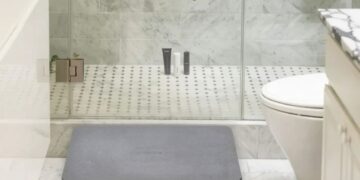 Adeus, tapete de crochê: o tapete de pedra para banheiro seca em minutos e dispensa lavagem semanal
