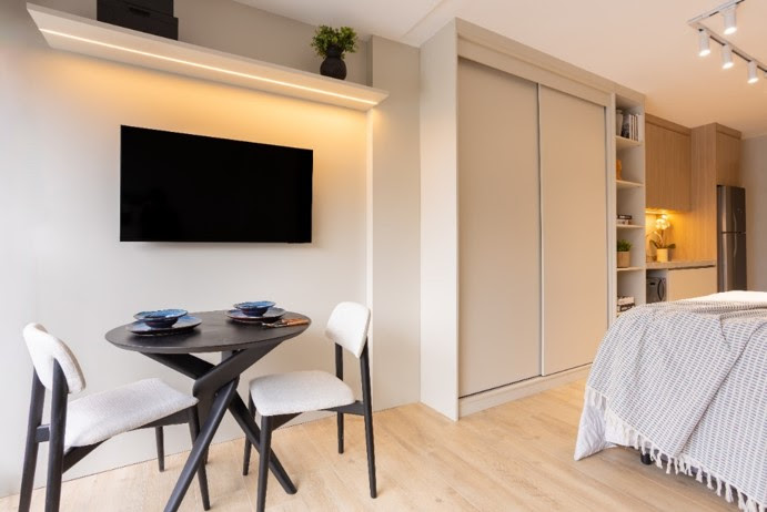 27 m² para morar ou alugar por temporada: o que o projeto precisou resolver antes de pensar em decoração