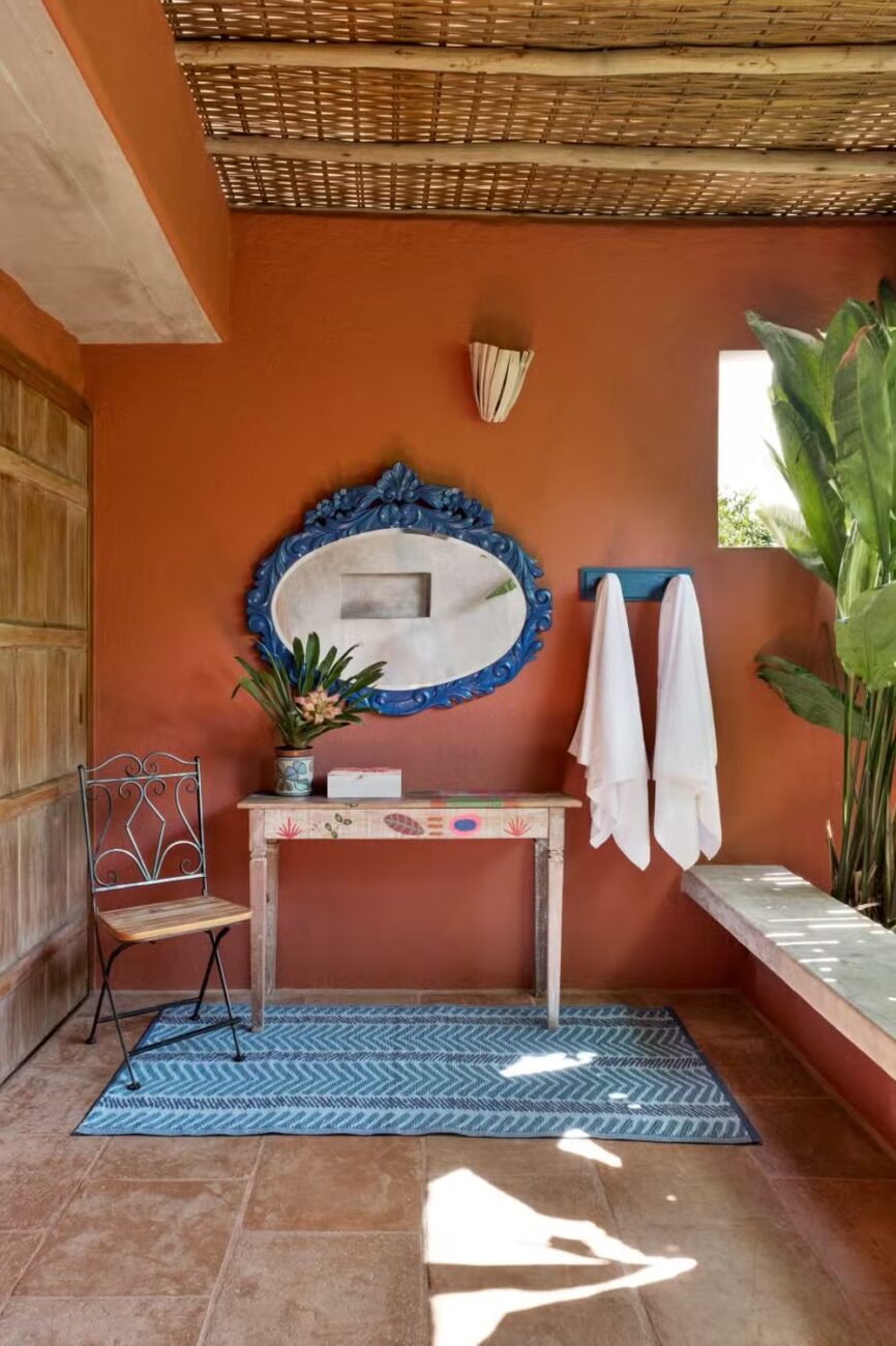 Casa Berimbau, na Bahia, se fecha para a rua e se abre para uma piscina que parece estar dentro e fora da sala ao mesmo tempo