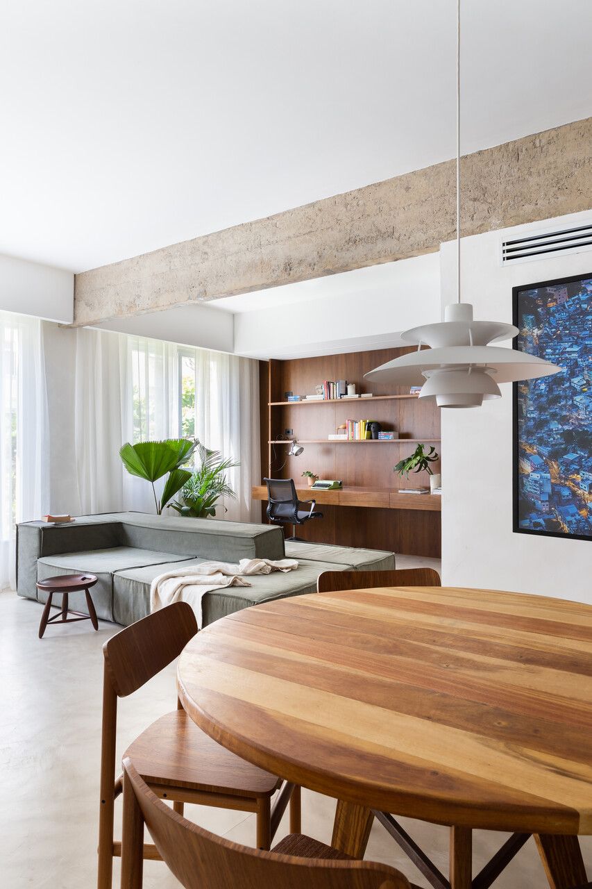Apartamento dos anos 1950 reformulado: como o StudioLIM transformou um imóvel carioca sem alterar sua estrutura