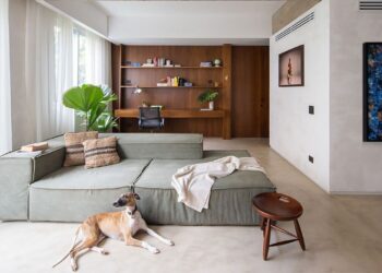 Apartamento dos anos 1950 reformulado: como o StudioLIM transformou um imóvel carioca sem alterar sua estrutura