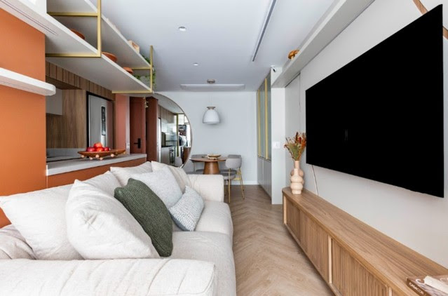 Décor feminino e design orgânico dão o tom em reforma de apartamento para uma jovem profissional da moda