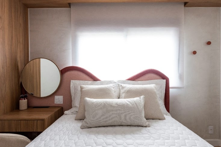 Décor feminino e design orgânico dão o tom em reforma de apartamento para uma jovem profissional da moda