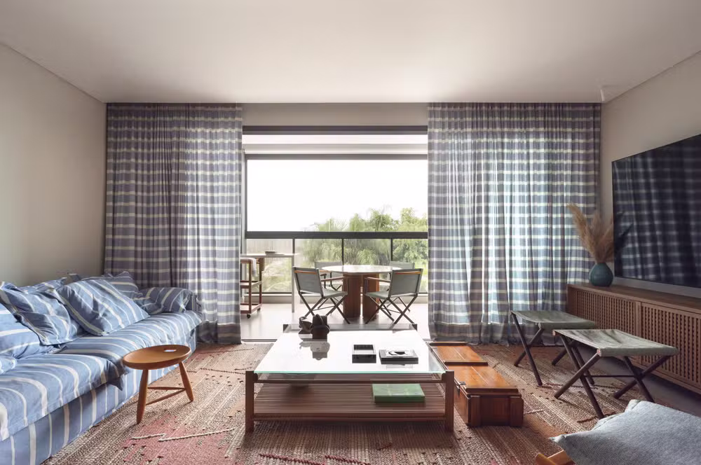 Cor, mobiliário autoral e uma parede derrubada: o apartamento de 250 m² em Jurerê que nasceu de um lustre