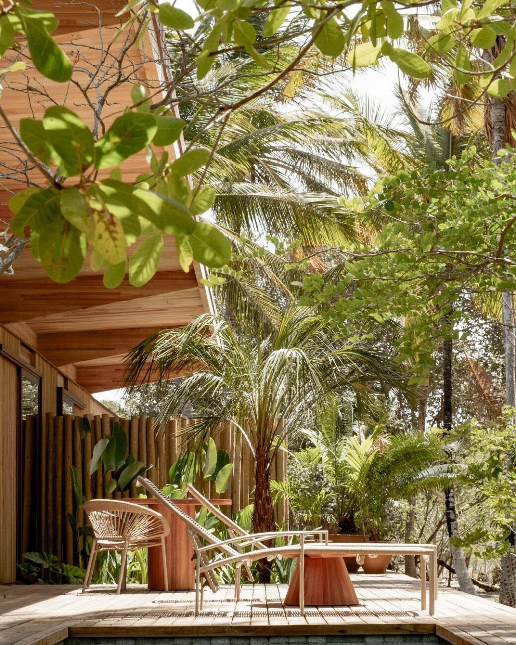 Hotel boutique de madeira reescreve o conceito de hospitalidade sustentável no litoral cearense