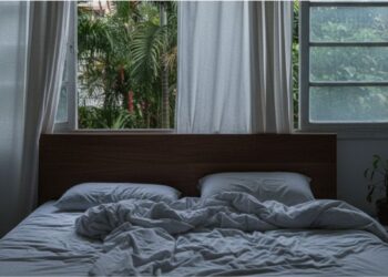 Cabeceira na janela prejudica o sono e a energia do quarto, segundo o Feng Shui!