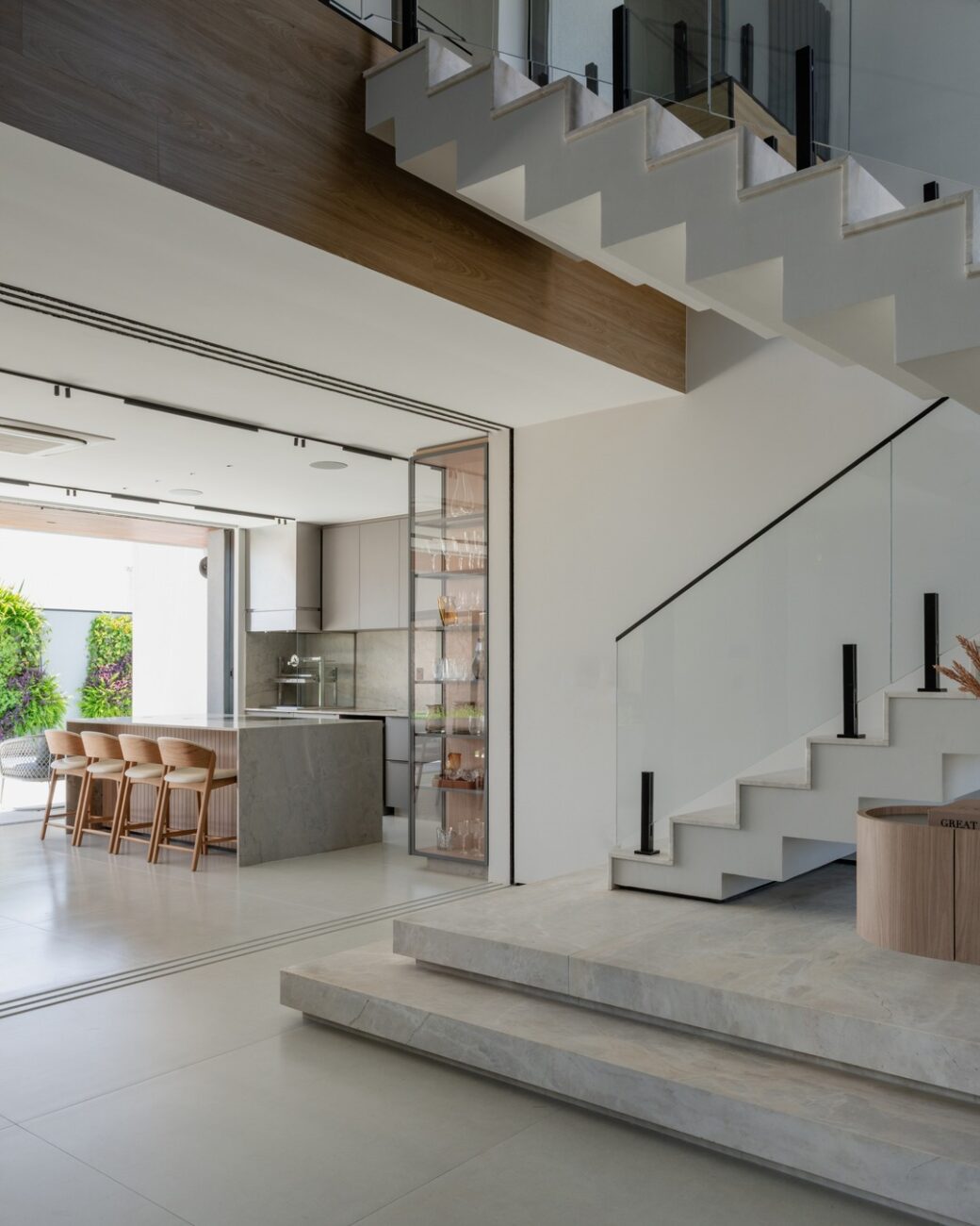 Projeto residencial em Limeira aposta em rochas naturais e volumes marcantes para criar casa de casal