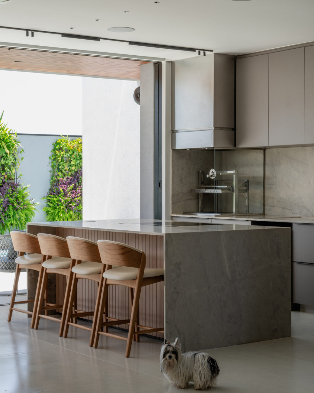 Projeto residencial em Limeira aposta em rochas naturais e volumes marcantes para criar casa de casal