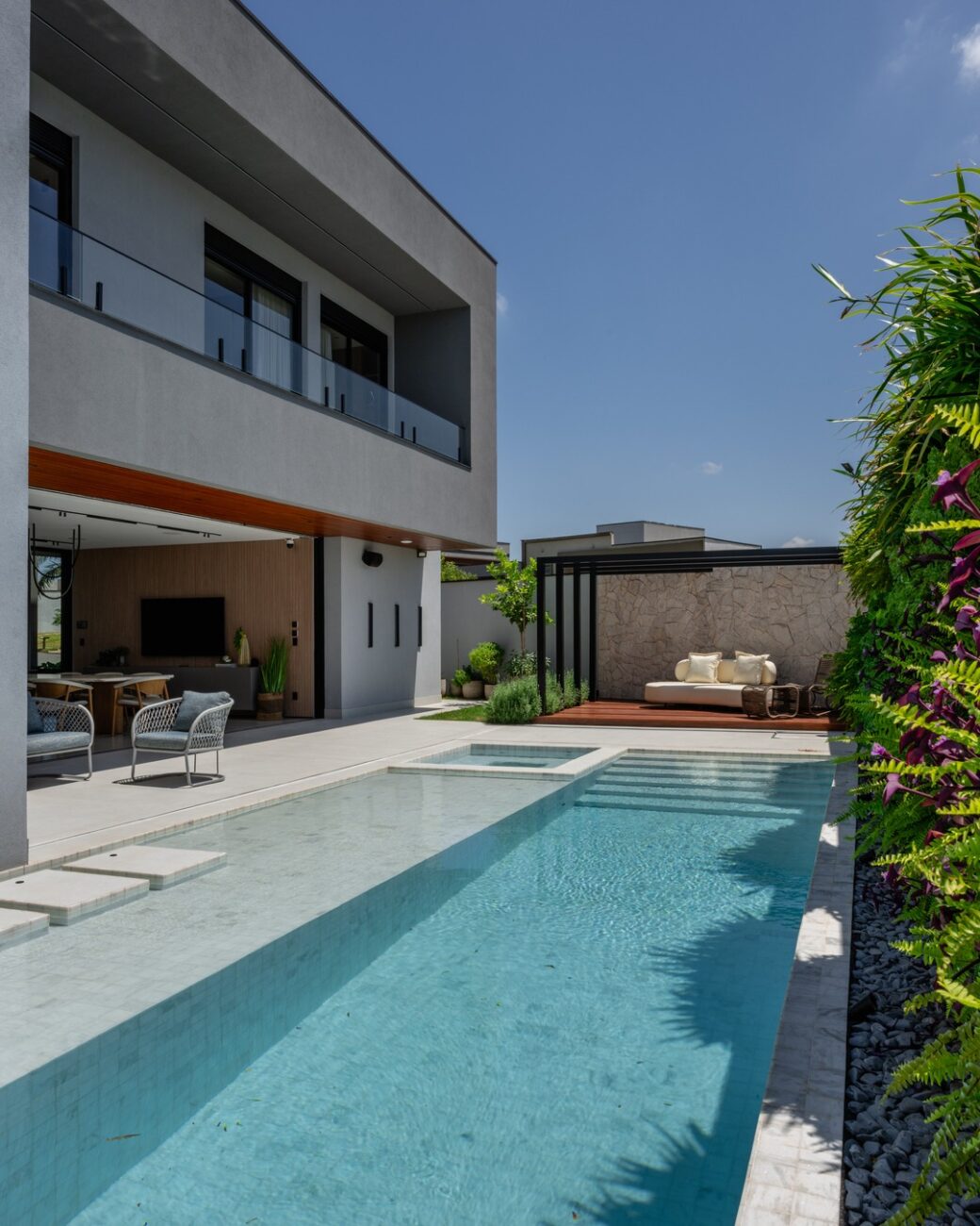 Projeto residencial em Limeira aposta em rochas naturais e volumes marcantes para criar casa de casal