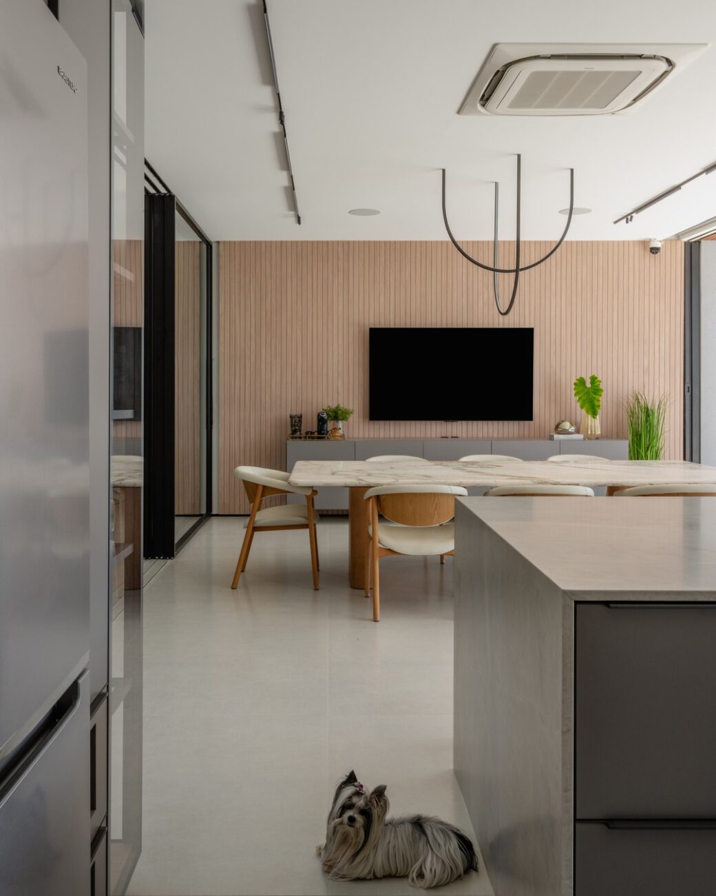 Projeto residencial em Limeira aposta em rochas naturais e volumes marcantes para criar casa de casal