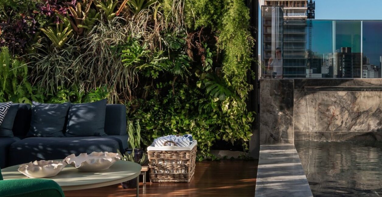 Cobertura de 500 m² em Salvador ganha reforma radical e se transforma em casa suspensa com vista para o mar