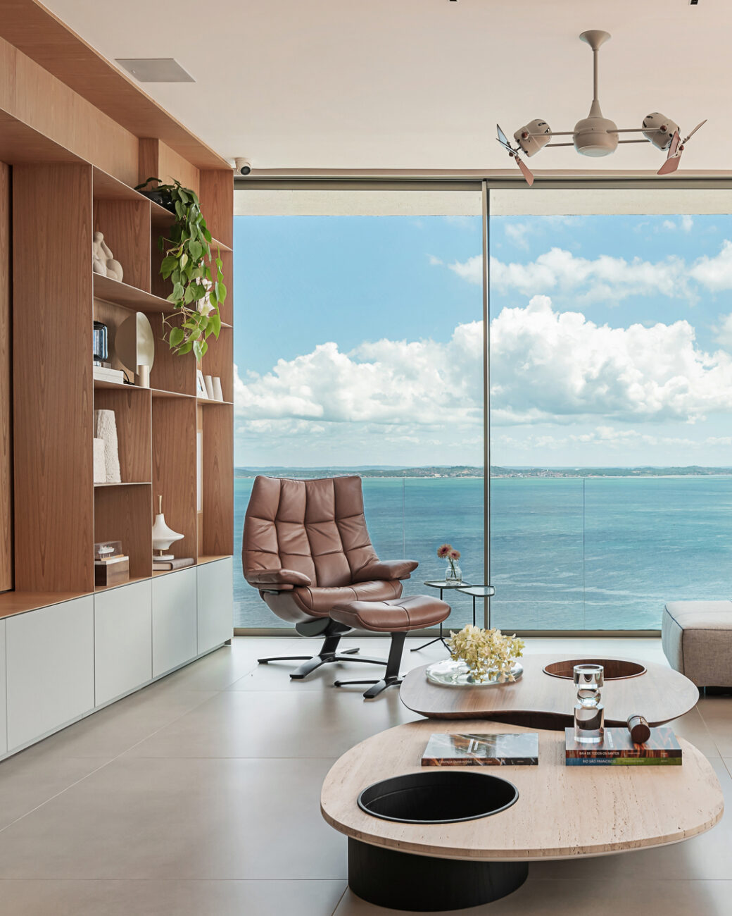 Cobertura de 500 m² em Salvador ganha reforma radical e se transforma em casa suspensa com vista para o mar