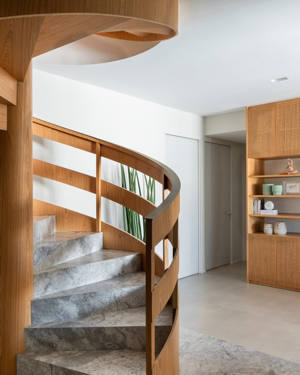 Cobertura de 500 m² em Salvador ganha reforma radical e se transforma em casa suspensa com vista para o mar