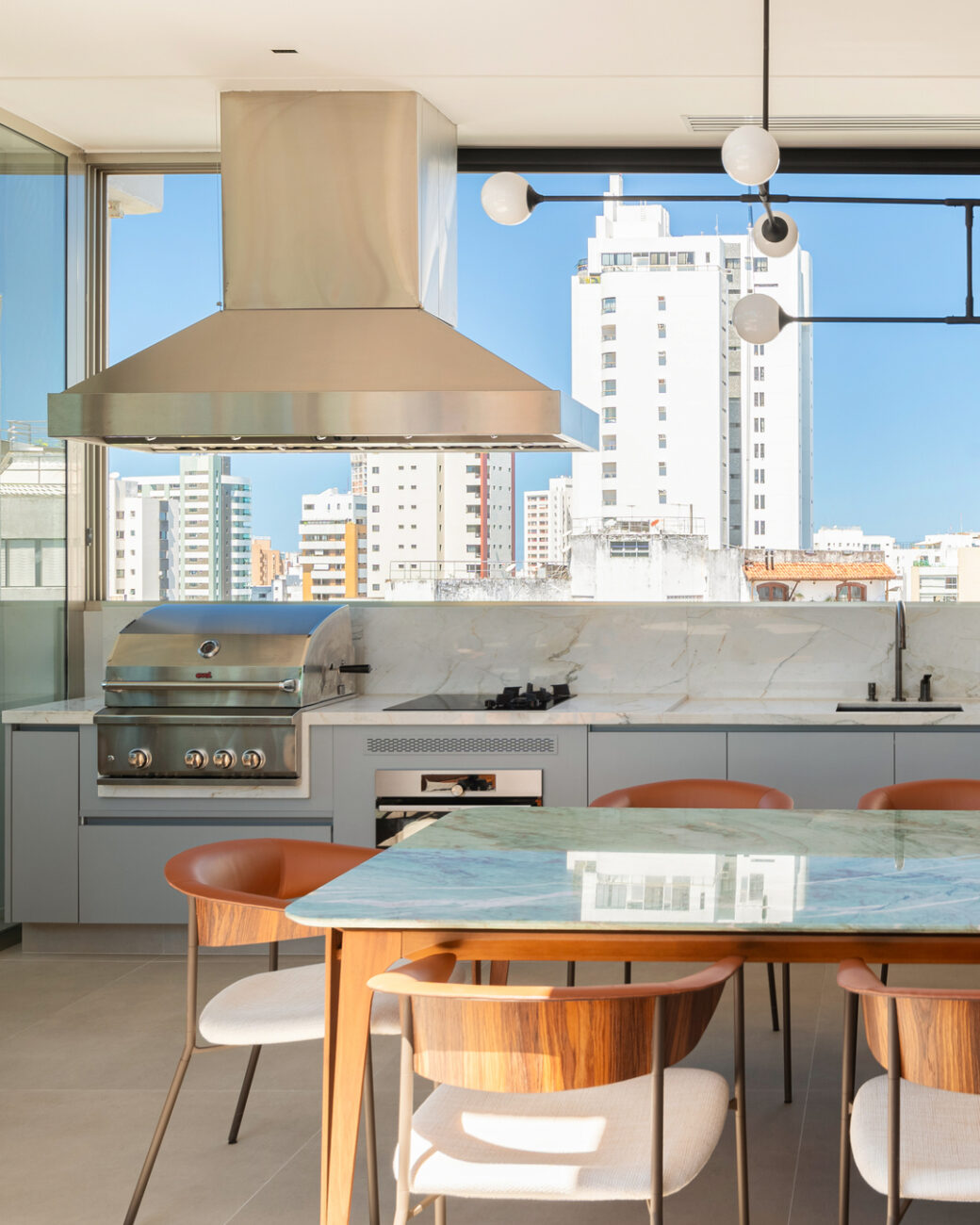 Cobertura de 500 m² em Salvador ganha reforma radical e se transforma em casa suspensa com vista para o mar