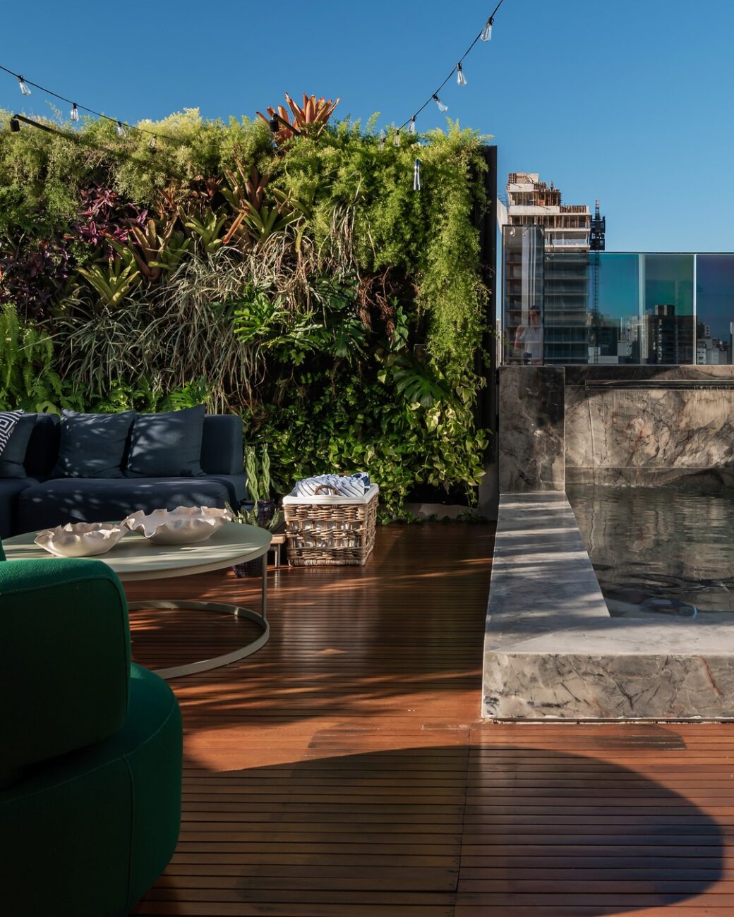 Cobertura de 500 m² em Salvador ganha reforma radical e se transforma em casa suspensa com vista para o mar