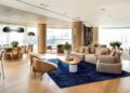 A sala de estar deste apartamento assinado pela arquiteta Denise Barretto ficou no ponto central da área social, onde todos ambientes – jantar, varanda, home theater e área gourmet – se encontram | Foto: Rômulo Fialdini