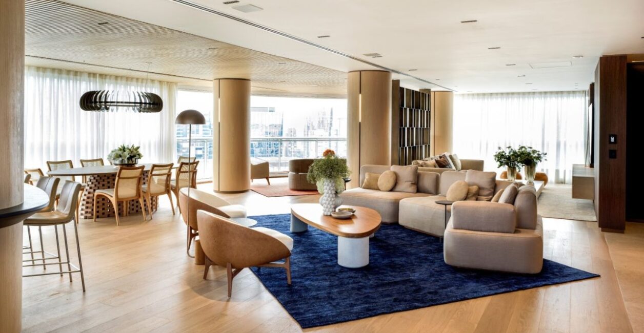 A sala de estar deste apartamento assinado pela arquiteta Denise Barretto ficou no ponto central da área social, onde todos ambientes – jantar, varanda, home theater e área gourmet – se encontram | Foto: Rômulo Fialdini